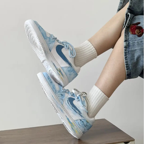 球鞋定制 Nike EBERNON 闪电之子晕染清新复古蓝百搭男女低帮板鞋 - 图1