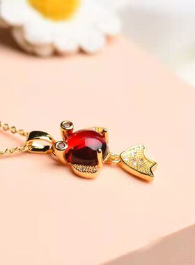 新款水晶红色小金鱼吊坠18K钛钢女士锁骨链饰品项链玫瑰金红水晶