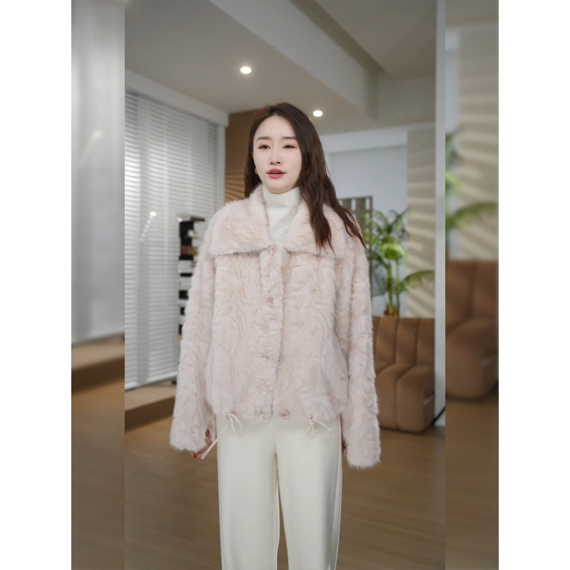 邱莹莹 HELA AOMI “蜜桃慕斯”大翻领单排扣小香风短款外套 - 图2