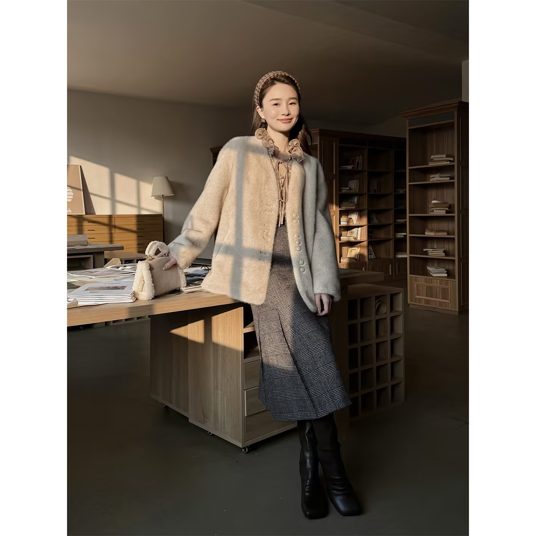 邱莹莹 HELA AOMI “银月霜华”绒感保暖斜方口袋单排扣短外套,淘宝优惠券,粉丝福利购,淘宝优惠卷