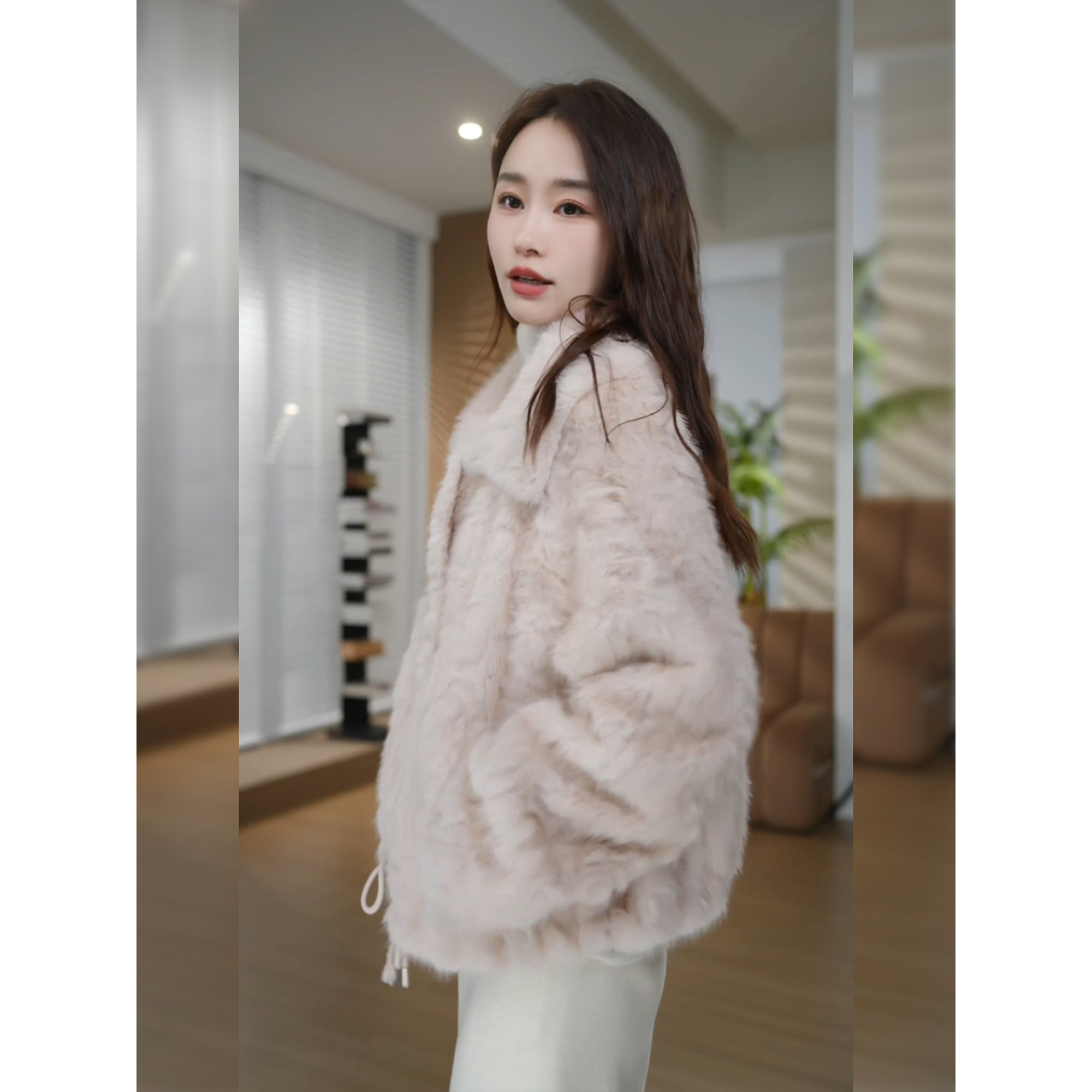 邱莹莹 HELA AOMI “蜜桃慕斯”大翻领单排扣小香风短款外套 - 图1