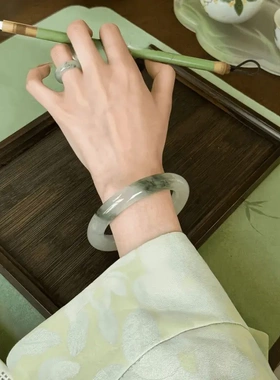 正宗天然新疆天山翠手镯雪翠飘花玉镯冰翠女款金丝玉圆条扁镯