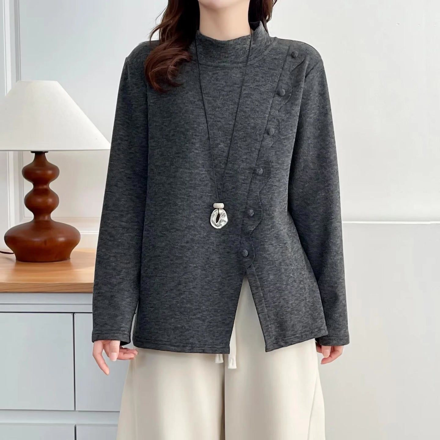 2025胖mm冬装女装纽扣开叉设计感中年切花女上衣大码半高领打底衫,淘宝优惠券,粉丝福利购,淘宝优惠卷