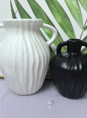 塑料仿陶瓷双耳花瓶摆件竖条纹纹理黑白两色家居装饰插花器花瓶