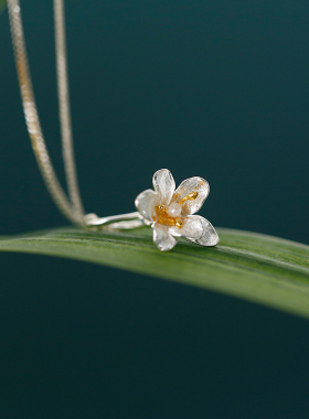 小苍兰丨天然珍珠纯银花朵项链