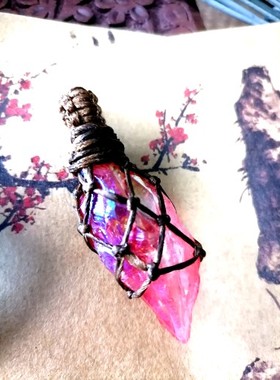 福百瑞seaglass 天然电镀玫红水晶柱随意原石网兜蜡绳项链吊坠