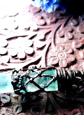 福百瑞seaglass 天然绿萤石水晶柱随意原石网兜蜡绳项链吊坠