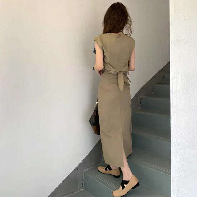 ເສື້ອແຂນສັ້ນແບບ Retro ແລະຊຸດກະໂປງ