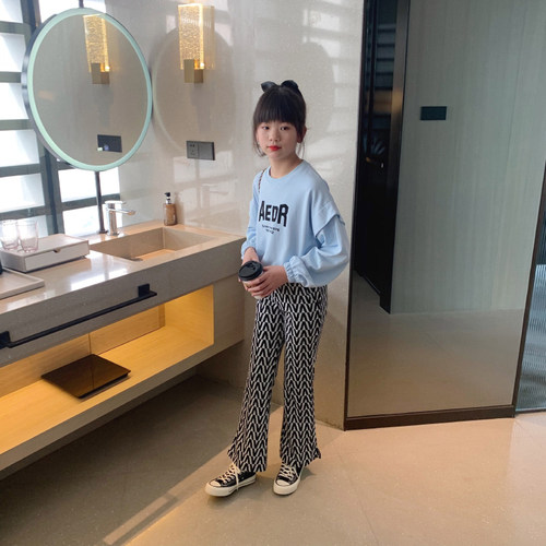 女童字母短款潮卫衣2022春装新款中大童甜酷baby蓝上衣女孩套头衫 - 图2