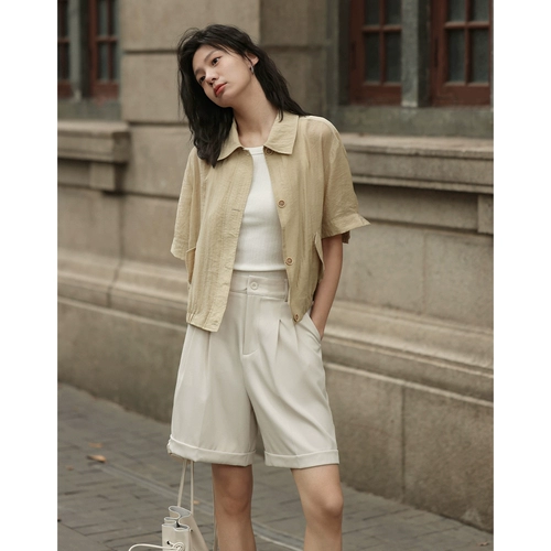 Шорты, дизайнерские белые штаны, по фигуре, свободный прямой крой, тренд сезона, яркий броский стиль