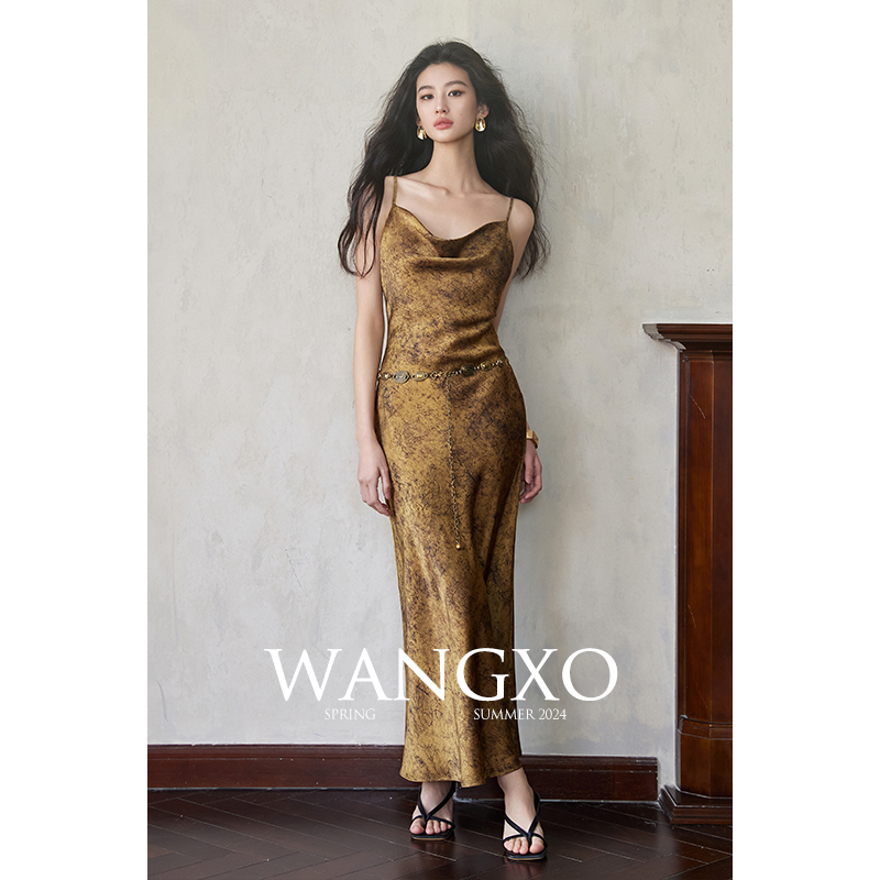 WANGXO｜细腻光泽缎面微皱肌理｜45度斜裁｜金色荡领吊带连衣裙女