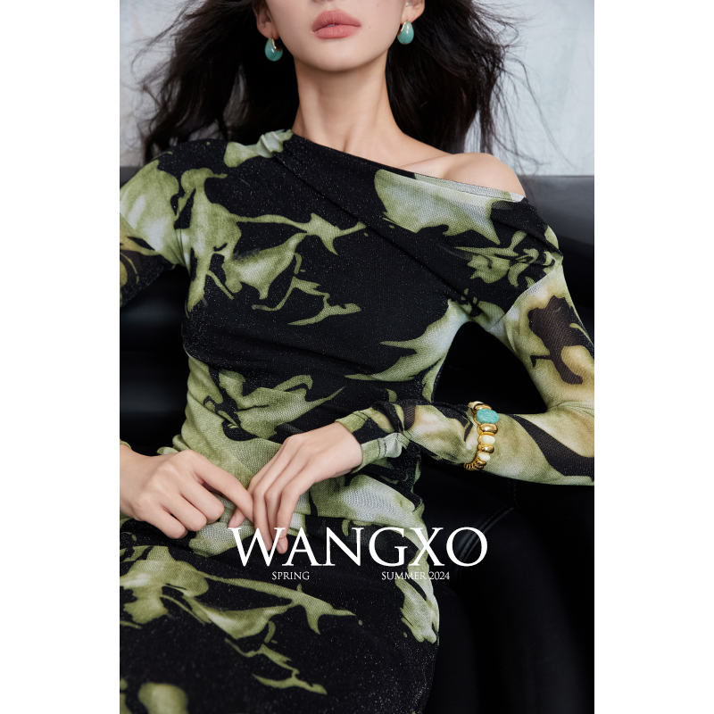 WANGXO｜特殊定制印染闪光网纱｜奢牌配色｜斜肩抽皱印花连衣裙女 - 图2