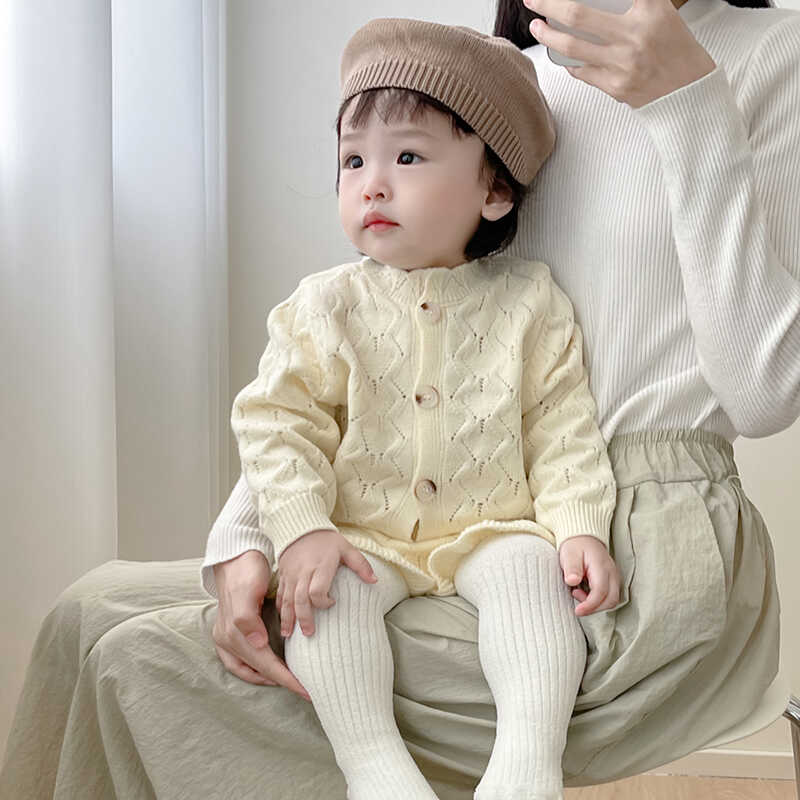 女宝宝春秋装新款针织套装婴儿长袖镂空毛衣开衫女童花边包屁短裤 - 图1