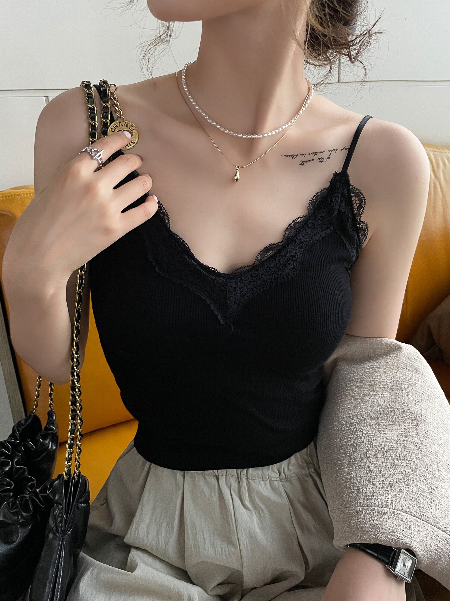 美背蕾丝小吊带背心女夏外穿2024新款内搭带胸垫一体打底v领上衣