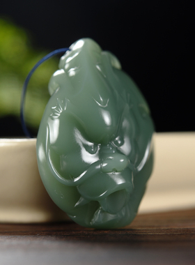 和田玉鸭蛋青碧玉龙挂件