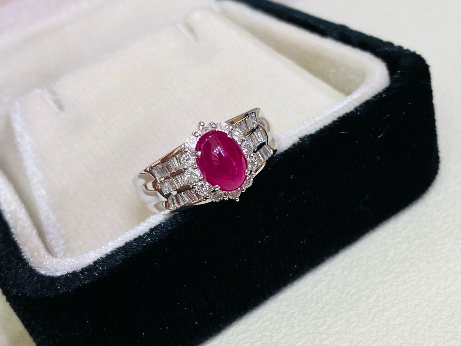 Pt900 thick gold inlaid natural ruby ring, egg surface 1.76 carats diamond 59 cents gold weight 8.2 grams of luxury