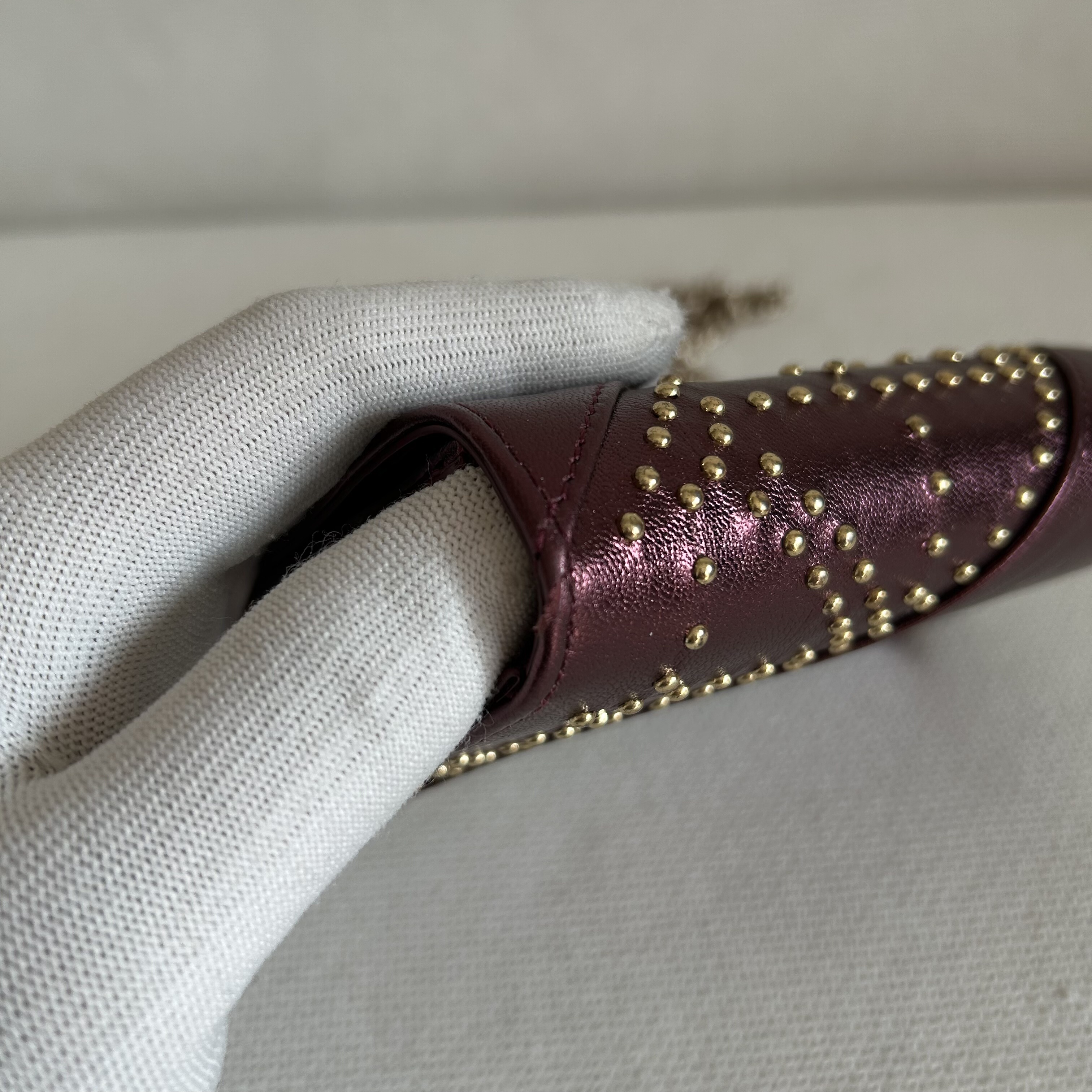 西班牙小众金属色真皮斜挎珠光酒红色链条迷你铆钉装饰小方包微瑕,淘宝优惠券,粉丝福利购,淘宝优惠卷