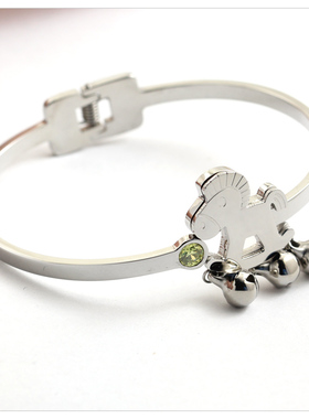 木马轻奢高级感铃铛手镯女2025爆款钛钢不掉色手链手环新款手镯子