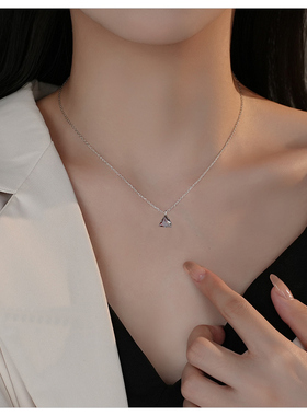 轻奢三角形深红色项链女2024年新款配饰小众设计锁骨链高级感颈链