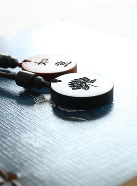 檀木圆形定制刻字文艺纪念吊坠