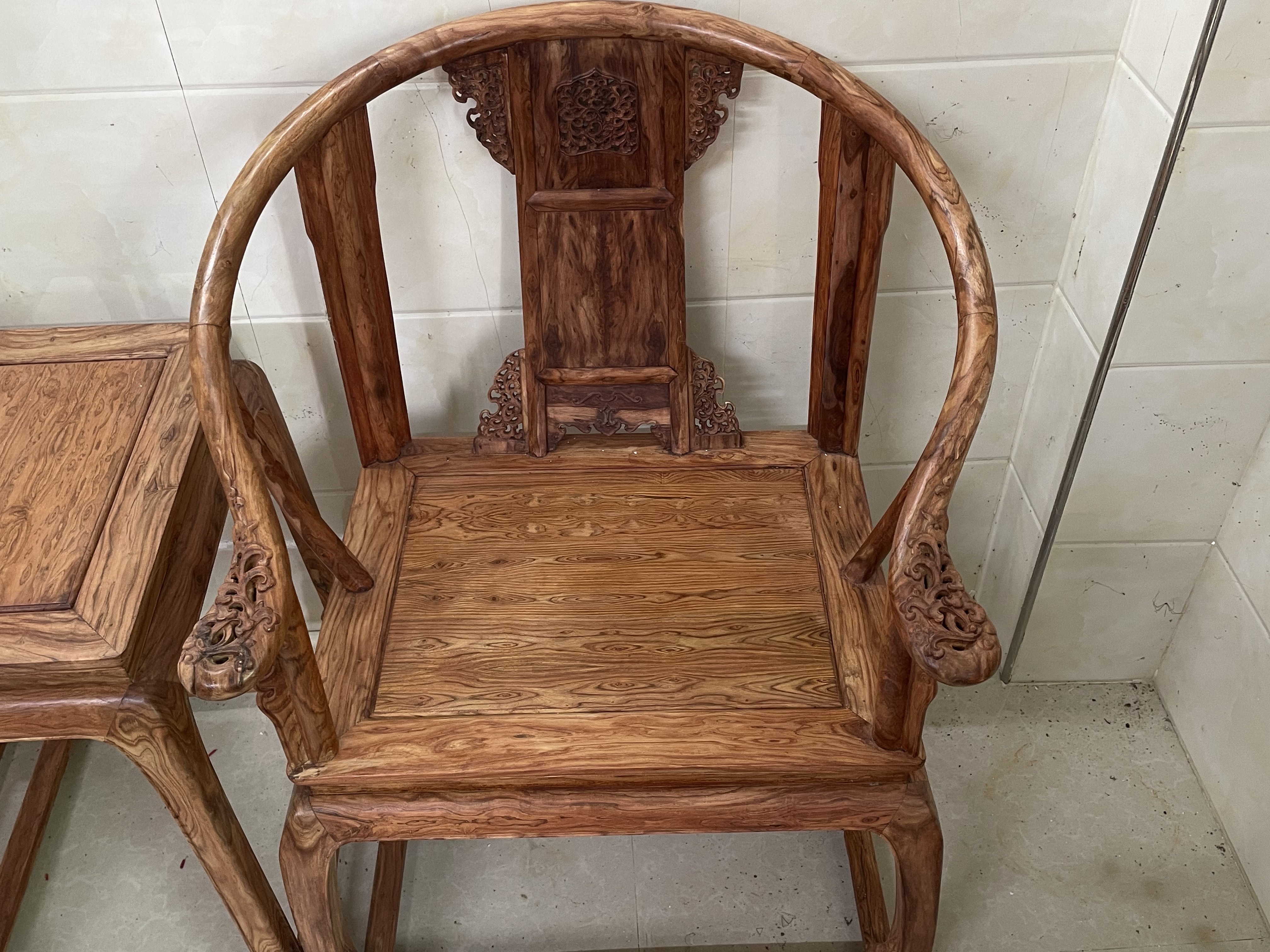 精品海南黄花梨满鬼脸纹皇宫椅三件套海南中珠工艺多板拼接 - 图2