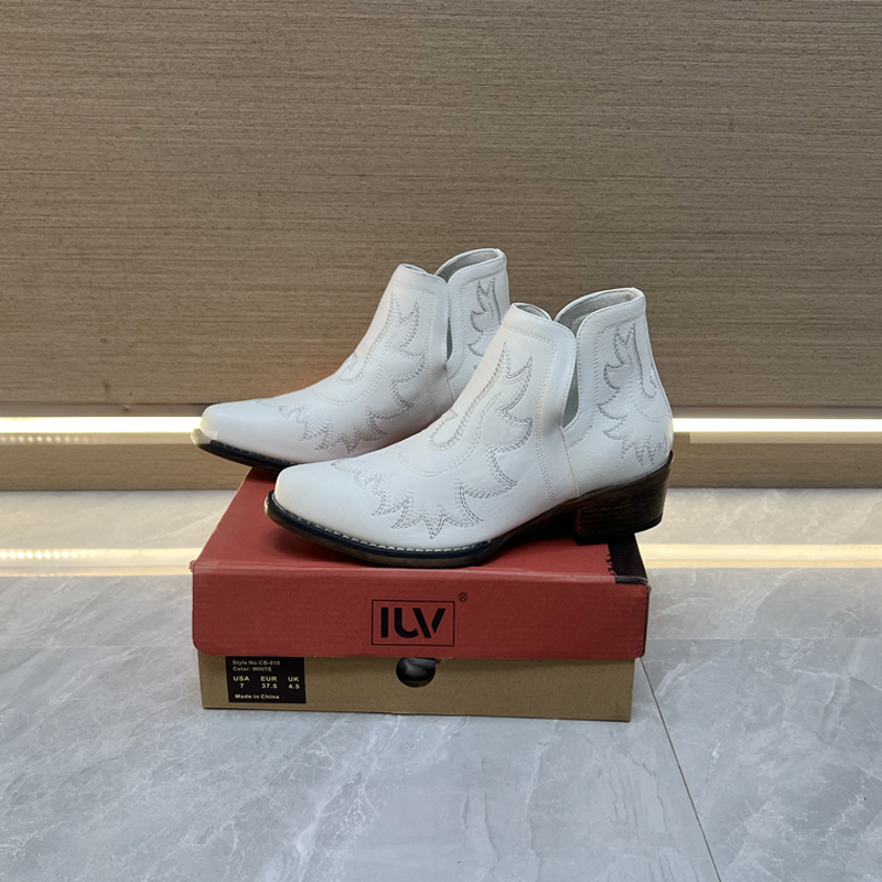 欧美大码复古V口尖头牛仔短靴女新款粗跟刺绣西部靴骑士马丁靴子 - 图2