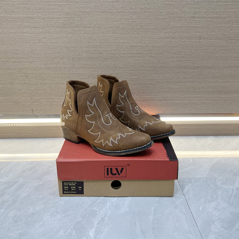 欧美大码复古V口尖头牛仔短靴女新款粗跟刺绣西部靴骑士马丁靴子 - 图1