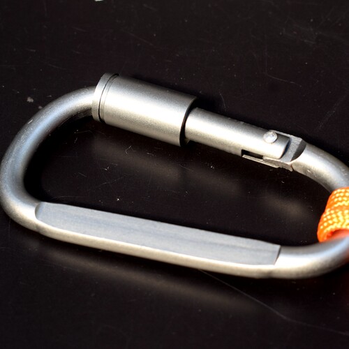 战术高品质D型多功能带锁挂扣8CM登山快挂铝合金背包扣水壶骑行挂 - 图3