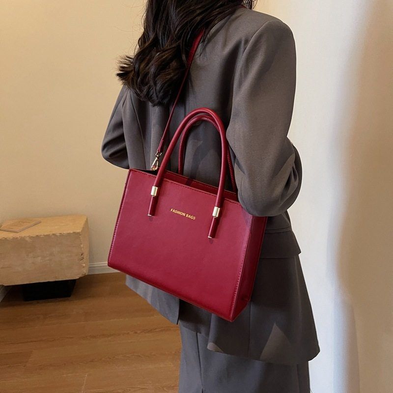 托特UR新款手提潮红色单肩斜挎包婚包通勤大气新娘2025大容量包女 - 图0