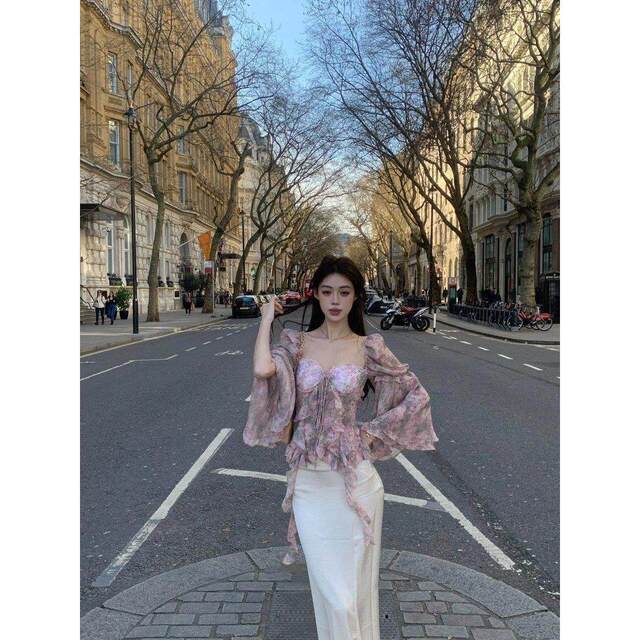 ເສື້ອຍືດແຂນເສື້ອ chiffon trumpet ທີ່ບໍ່ສະຫມໍ່າສະເຫມີ floral ຝຣັ່ງ