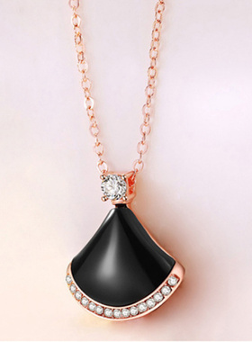 滴油吊坠新款小众设计扇形小裙子项链女简约百搭锁骨链