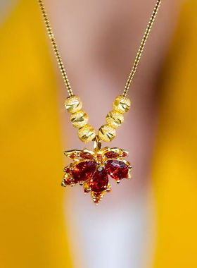 转运珠红色枫叶项链女短款简约网红百搭锁骨链2025新款设计感吊坠