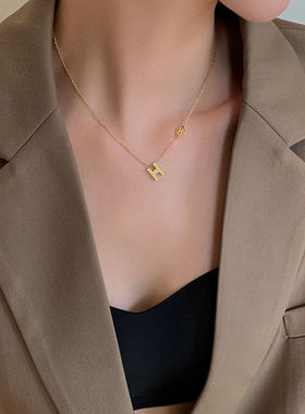 夏天简约大牌H字母吊坠项链女小众轻奢钛钢英文锁骨链2025年新款