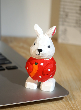 “穿草莓毛衣的小兔子”木雕