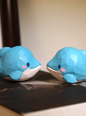 “圆滚滚的小海豚”手工木雕摆件