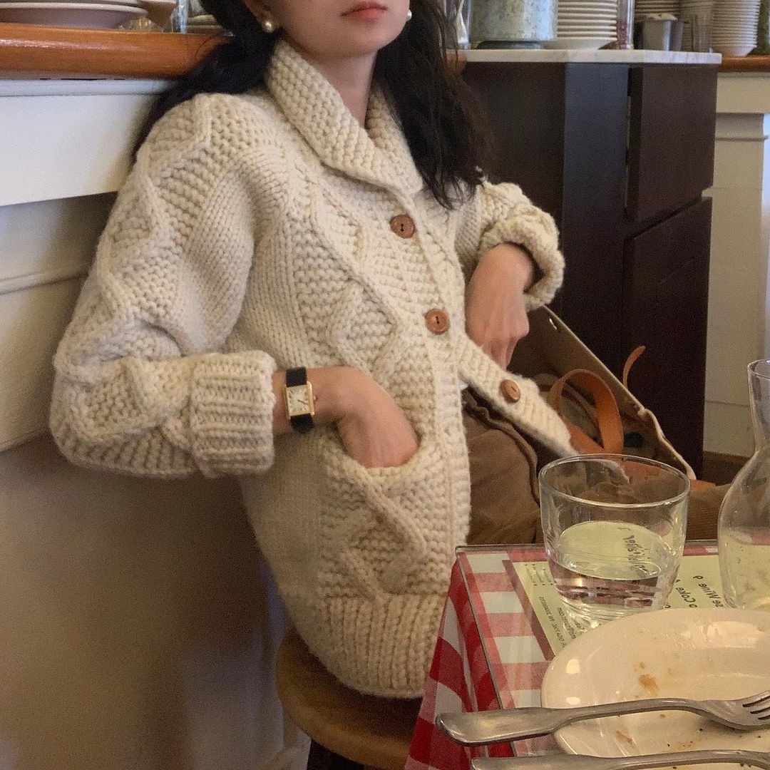 韩国东大门复古翻领重工编织口袋粗棒针麻花针织保暖毛衣外套女 - 图1