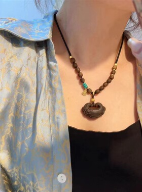 原创设计沉香木荷花大如意锁项链搭配精编棋楠沉香木毛衣链礼物