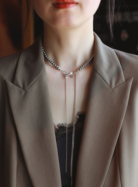 ZOXI2025新款真多麻灰色珍珠项链超长蝴蝶结流苏锁骨链轻奢小众女