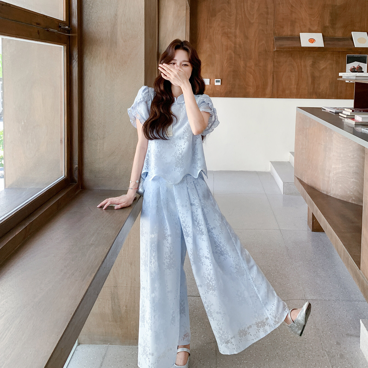浅蓝色新中式提花套装女2026初夏新款减龄花苞袖上衣阔腿裤两件套 - 图2