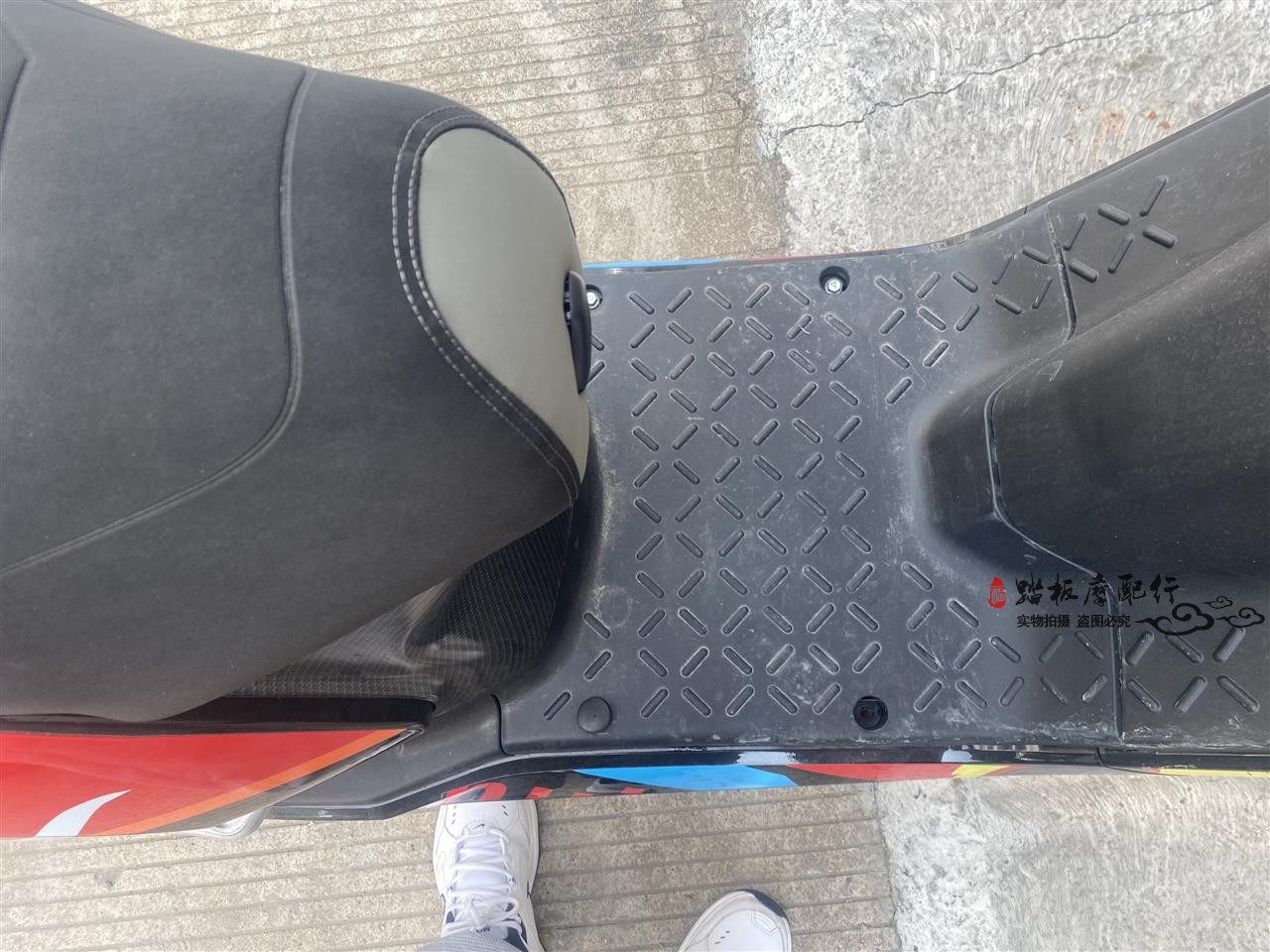 适用小牛N1S 电池仓盖板防雨水防尘防盗一体成型小牛电动车脚踏板,淘宝优惠券,粉丝福利购,淘宝优惠卷