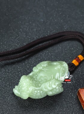 青白玉立体精雕三角蟾腰挂坠吊坠