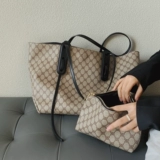 Вместительная и большая сумка через плечо с бантиком