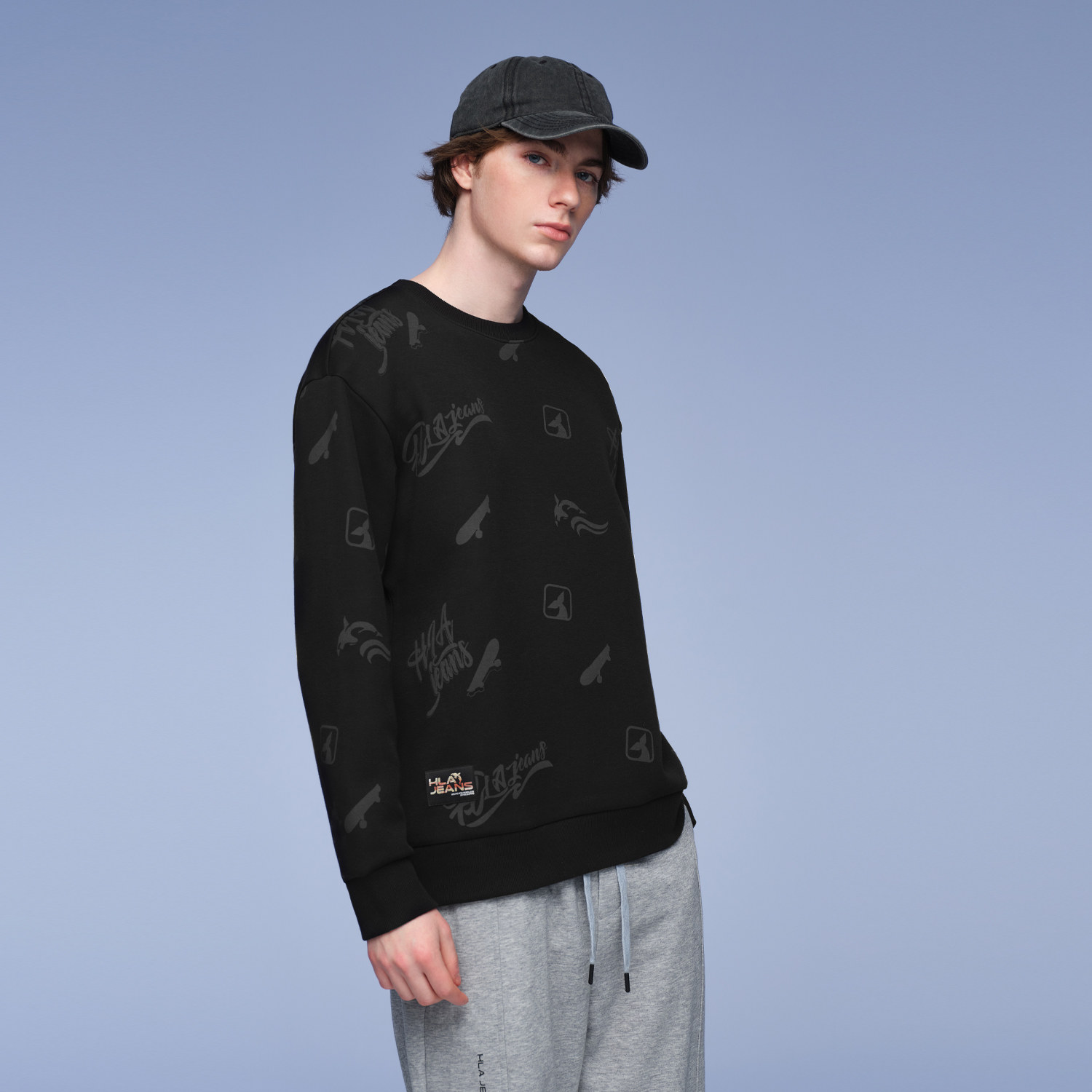 海澜之家旗下黑鲸满身印花圆领卫衣男2025年春季新品潮酷宽松长袖