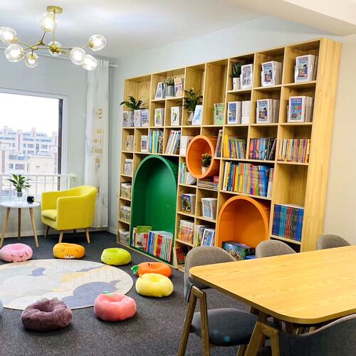 北欧简约满墙书柜创意拱门小圆洞墙上书架幼儿园早教绘本图书展架 - 图1