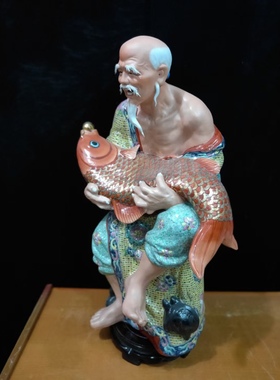 中式雕塑陶瓷器人物摆件渔翁喜获大利招财工艺品老爷爷抱鲤鱼摆设