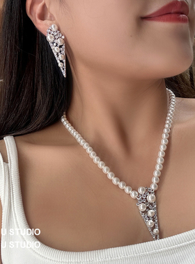 琚小姐镶钻珍珠三角形耳环项链