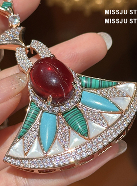 琚小姐大扇形扇子白贝母项链