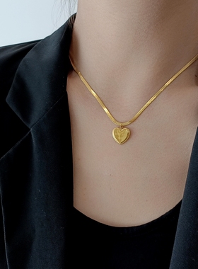 欧美时髦金爱心字母牌项链女钛钢不掉色锁骨链配轻奢高级感配饰品
