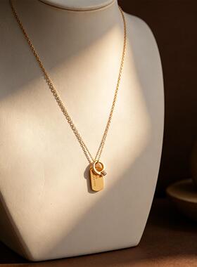 精致高级感字母铭牌钻戒多挂坠金色钛钢项链女冷淡风2026年新款