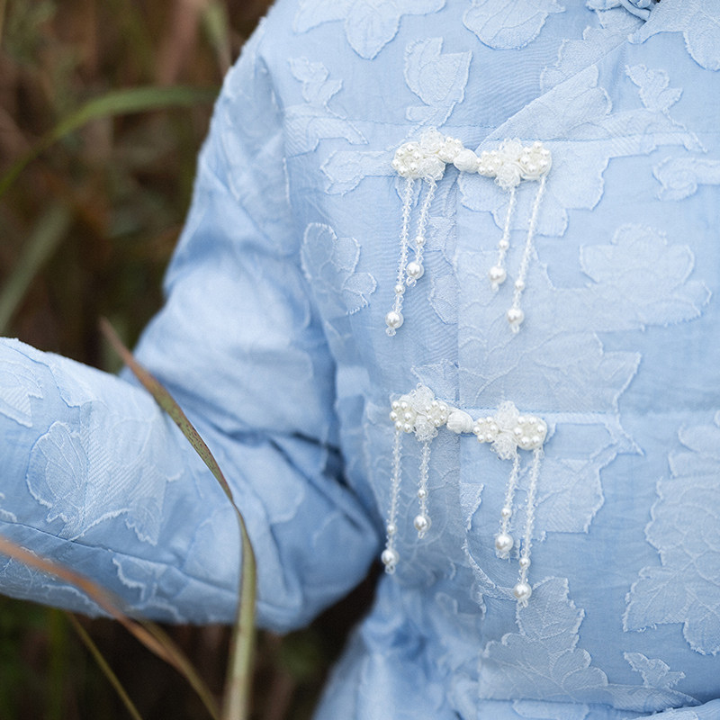 现货【汀花雨细】复古天丝剪花短款羽绒服女冬流苏式盘扣收腰外套,淘宝优惠券,粉丝福利购,淘宝优惠卷
